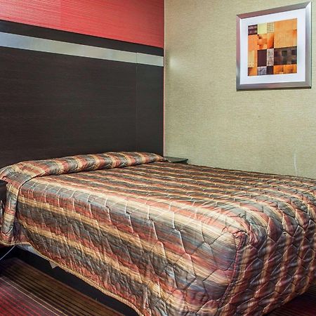 Rodeway Inn Belleville Esterno foto