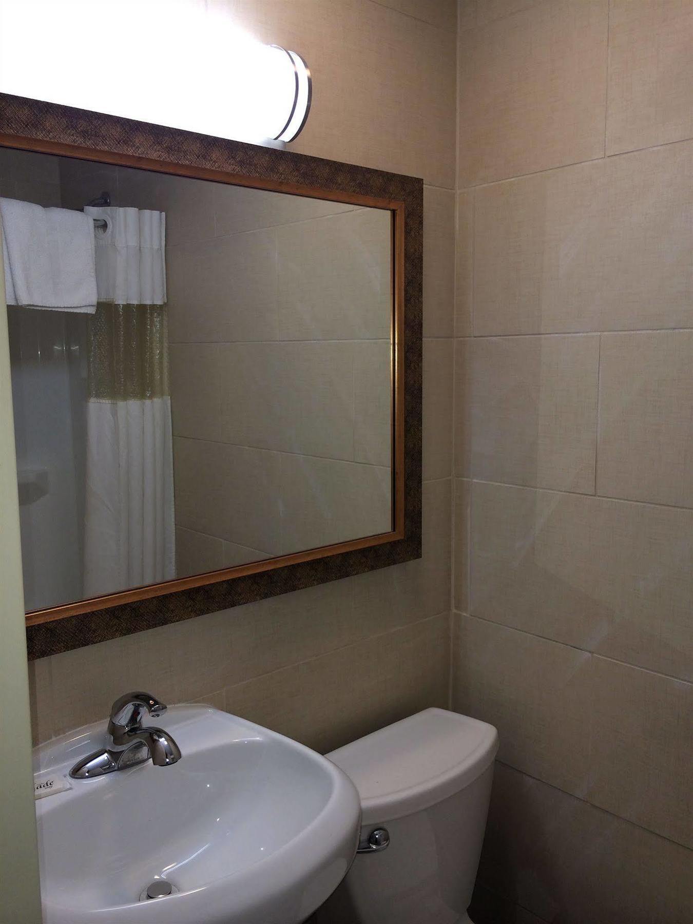 Rodeway Inn Belleville Esterno foto